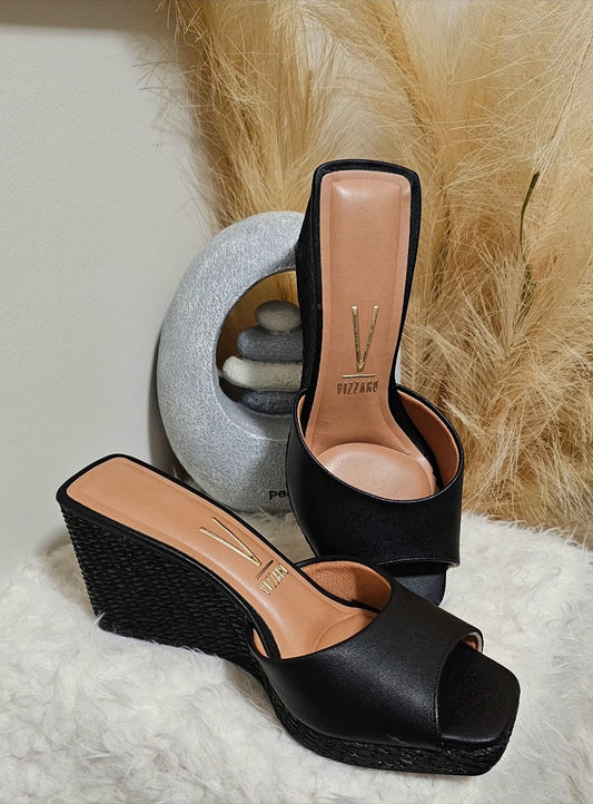 STEP UP BLACK PLATFORM SLIDES